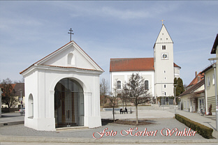 Dorfplatz mit Kapelle 