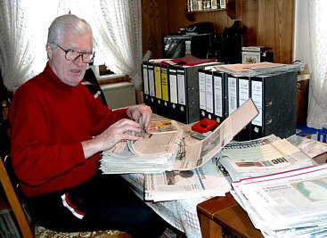 Herbert Winkler Arbeit am Zeitungsarchiv 