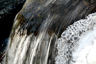 Wasserfall Eiskristalle Fotografie von Herbert Winkler