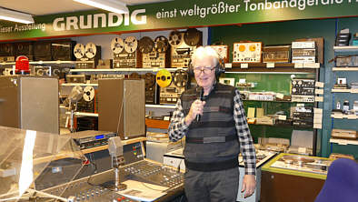 Herbert Winkler  im Tonband geräteraum bei einer Tonaufnahme  rund um den Globus