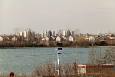 Guggenberger See mit Stadtbild