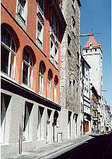 Regensburg Wahlenstrae und goldener Turm Foto Winkler