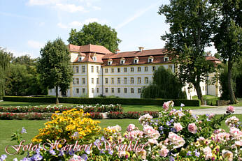 Schloss Kfering Vorhof Foto Herbert Winkler
